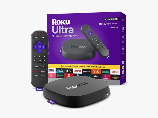 Vista frontal del Roku Ultra, que incluye la caja violeta, el control remoto negro estrecho y el dispositivo negro redondo con forma de disco