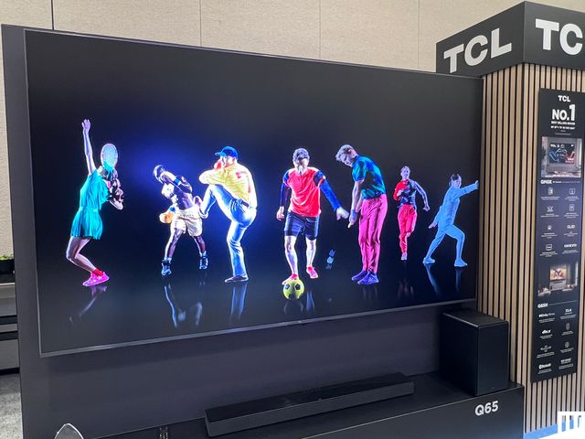 La imagen puede contener: Electrónica, Pantalla, Hardware de computadora, Hardware, Monitor, TV, Persona, Adulto, Pelota y Fútbol americano