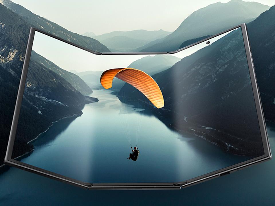 Imagen promocional que muestra los ángulos de plegado del Samsung Galaxy Z TriFold