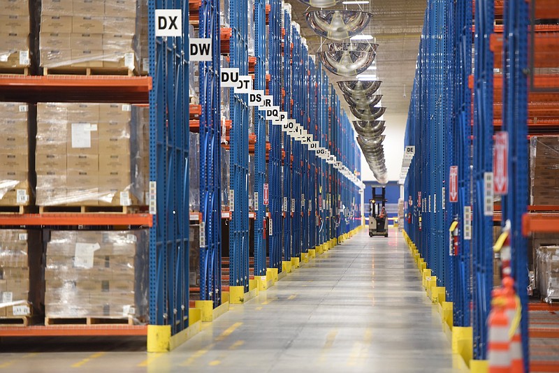 Foto de archivo del personal de Matt Hamilton/ Filas de productos listos para su distribución durante una gira de Opella. Se espera que la economía de Tennessee crezca a pesar de las políticas federales impredecibles.