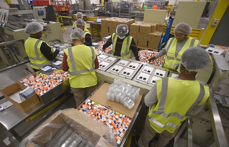 Foto de archivo del personal tomada por Matt Hamilton/ Los trabajadores colocan frascos del medicamento para la alergia Xyzal en paquetes en Opela. Se espera que la economía de Tennessee crezca a pesar de las políticas federales impredecibles.