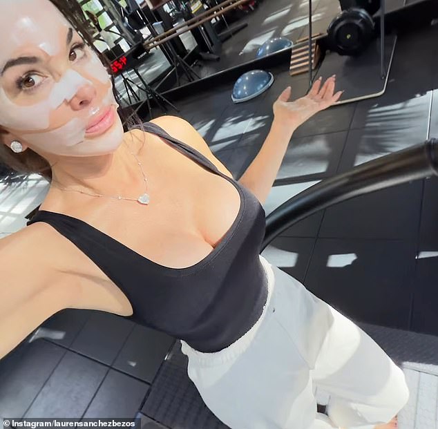 Para los festejos previos a la boda, Sánchez hace ejercicio con mascarilla
