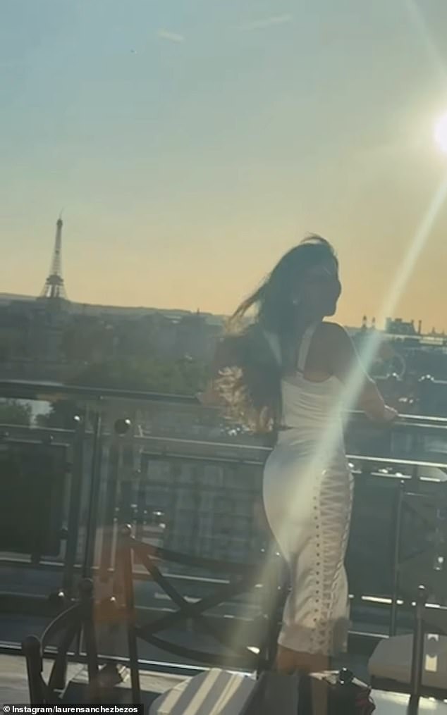 Sánchez sonríe en un balcón con un vestido de Dolce & Gabbana y la Torre Eiffel de fondo