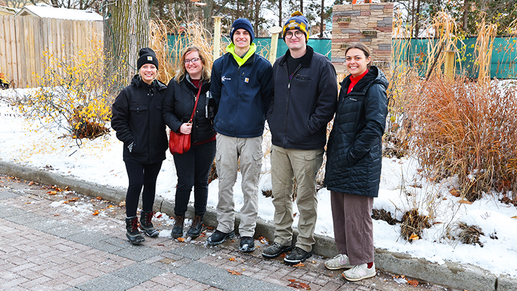 Madison Sprenger, de izquierda a derecha, Lauren Adkins, Luke Mikolajczyk, Joseph Arnold y Nora Beseiso-Shadler son parte del equipo que diseñó e instaló una carrera de obstáculos para ardillas en el Zoológico de Toledo antes de la Exposición de Diseño Senior de la Facultad de Ingeniería.