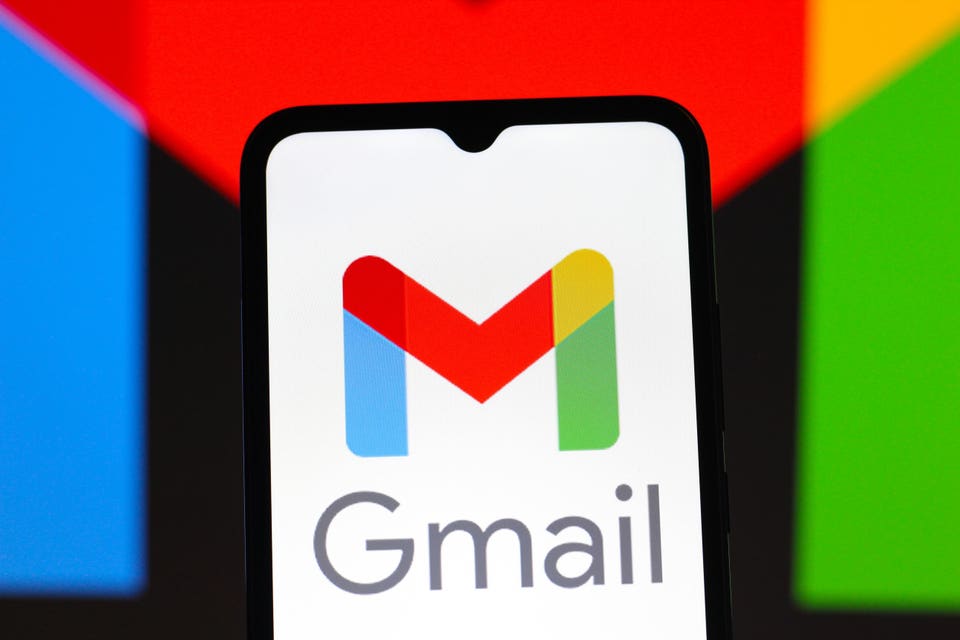 Logotipo de Gmail en un teléfono inteligente, con los colores de Google en el fondo de la imagen.