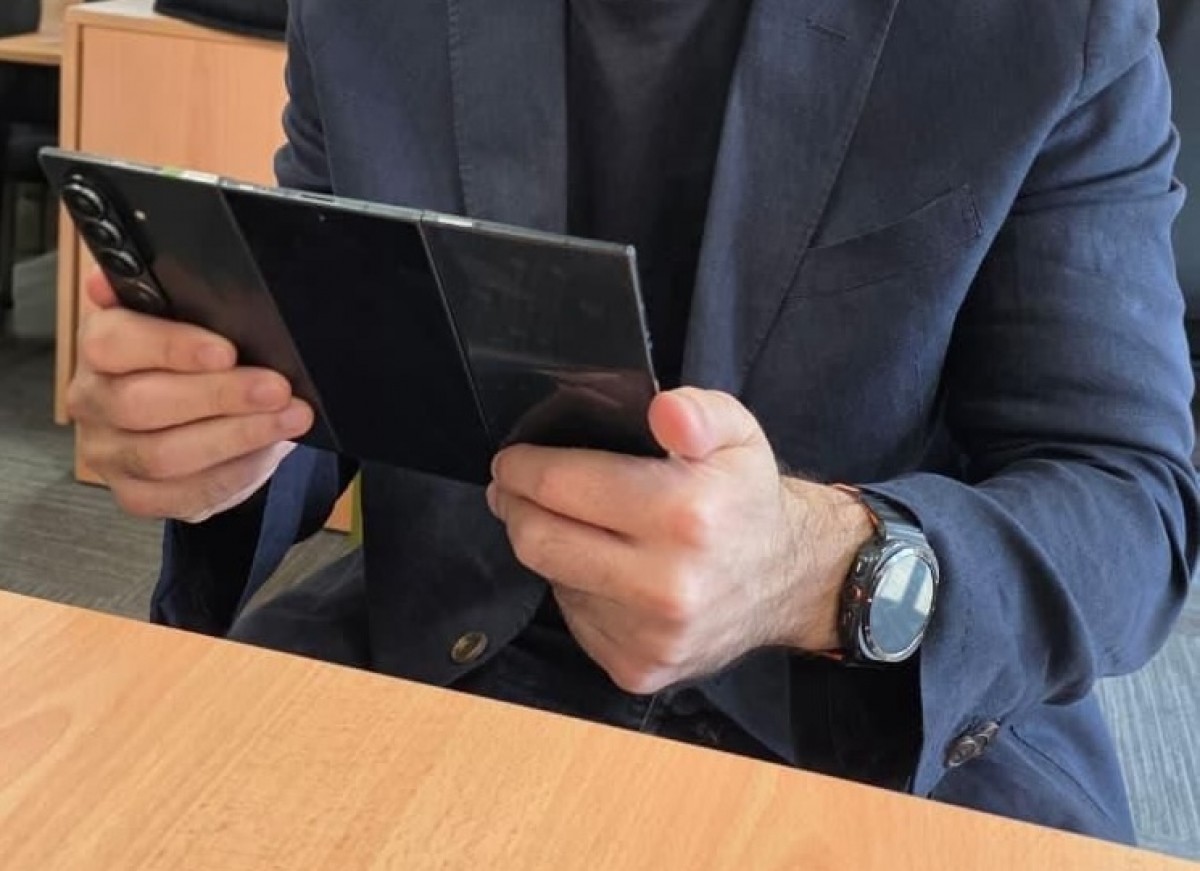Prototipo Samsung Galaxy Z TriFold con cámara trasera cuádruple