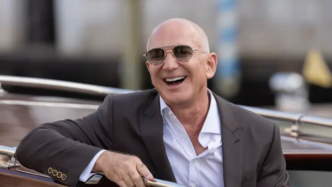 Jeff Bezos y Lauren Sanchez salen de su hotel para ir al Claustro Madonna dell'Orto para la fiesta de bienvenida antes de la boda de Jeff Bezos y Lauren Sanchez el 26 de junio de 2025 en Venecia, Italia.