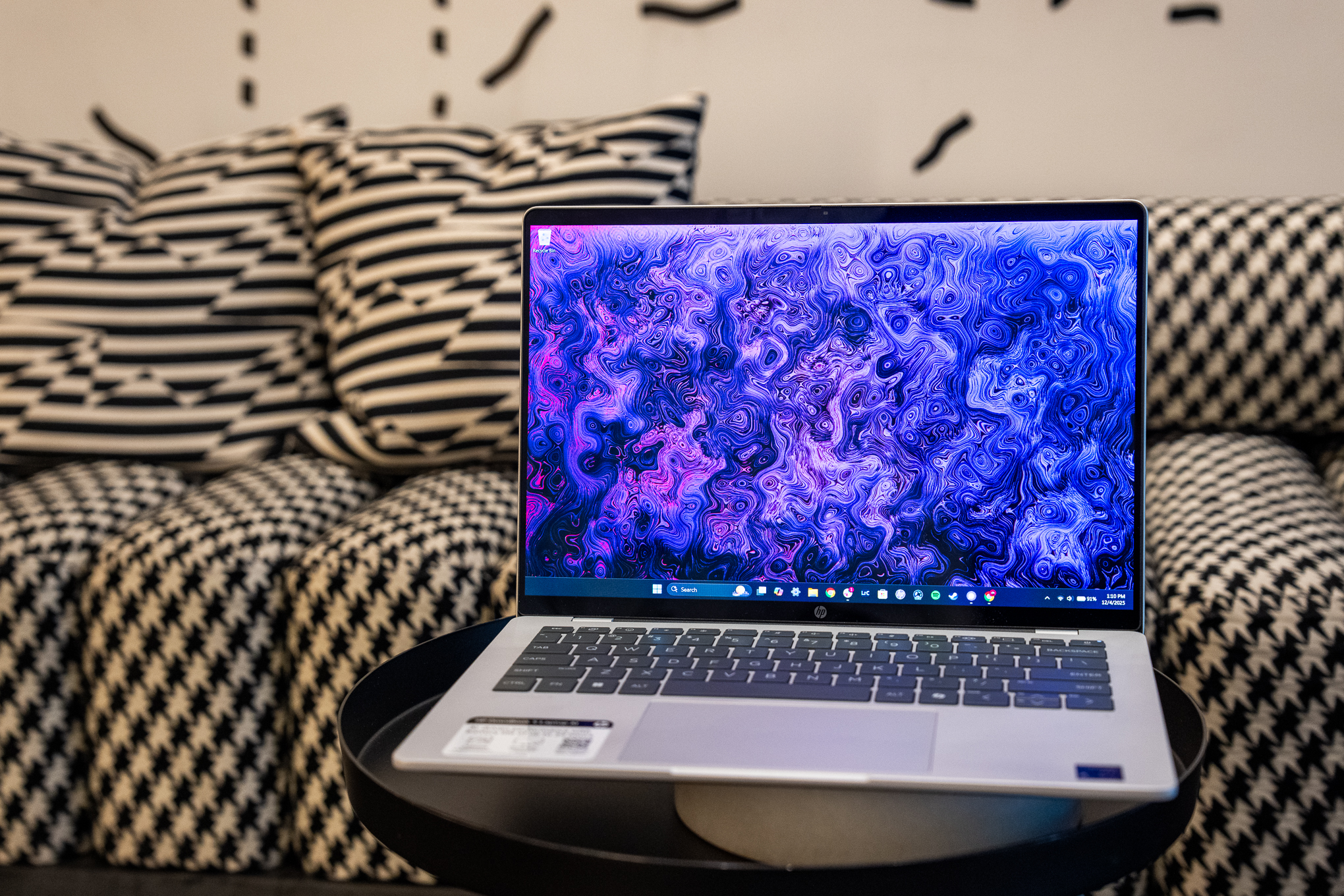 El HP OmniBook 5 14 no es el portátil Arm más rápido, pero su procesador Snapdragon X Plus de gama baja le brinda una duración de batería fantástica a un precio más asequible, incluso con OLED elegante.