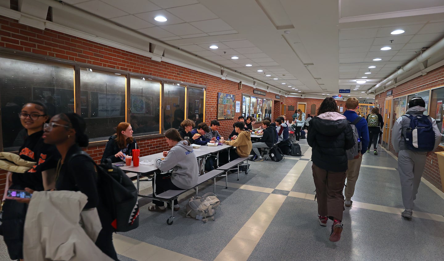 Muchos estudiantes almuerzan en cafeterías desbordadas en un pasillo de la escuela secundaria Lexington porque las dos cafeterías son demasiado pequeñas para acomodar a 2,400 estudiantes.