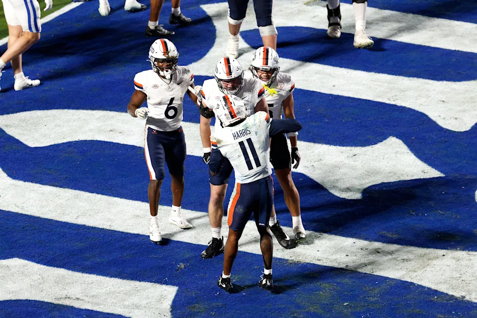 DURHAM, CAROLINA DEL NORTE - 15 DE NOVIEMBRE: Trell Harris # 11 de los Virginia Cavaliers celebra con sus compañeros de equipo después de su touchdown en la segunda mitad contra los Duke Blue Devils en el estadio Wallace Wade el 15 de noviembre de 2025 en Durham, Carolina del Norte. (Foto de Lance King/Getty Images)