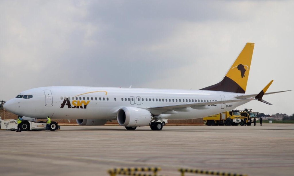 Avión ASKY Boeing 737 MAX fotografiado parado en el suelo.