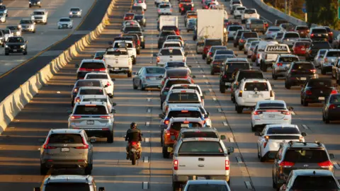 Getty Images Un carril para motocicletas se divide cuando el tráfico se atasca en la Interestatal 5 durante el viaje de la tarde del 7 de noviembre de 2025 en San Diego, CA.