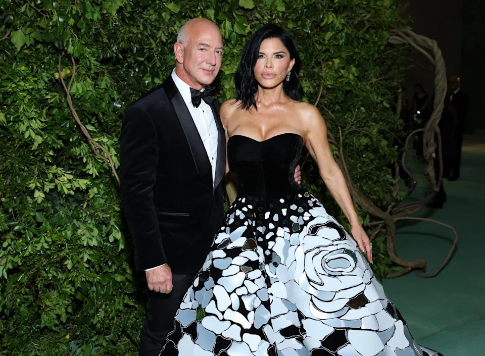 NUEVA YORK, NUEVA YORK - 6 DE MAYO: (LR) Jeff Bezos y Lauren Sánchez asisten a la celebración de la Met Gala 2024 "La bella durmiente: el despertar de la moda" en el Museo Metropolitano de Arte el 6 de mayo de 2024 en la ciudad de Nueva York. (Foto de Cindy Ord/MG24/Getty Images para The Met Museum/Vogue)