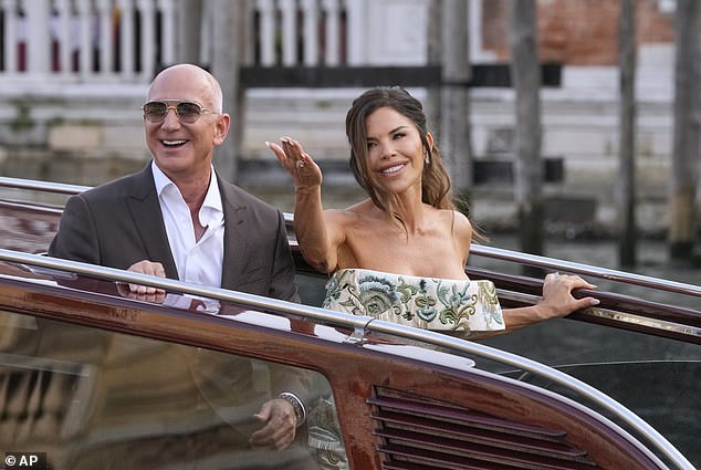 Bezos y Sánchez en junio, la feliz pareja compartió un beso para que todos lo vieran antes de alejarse por un canal de Venecia.