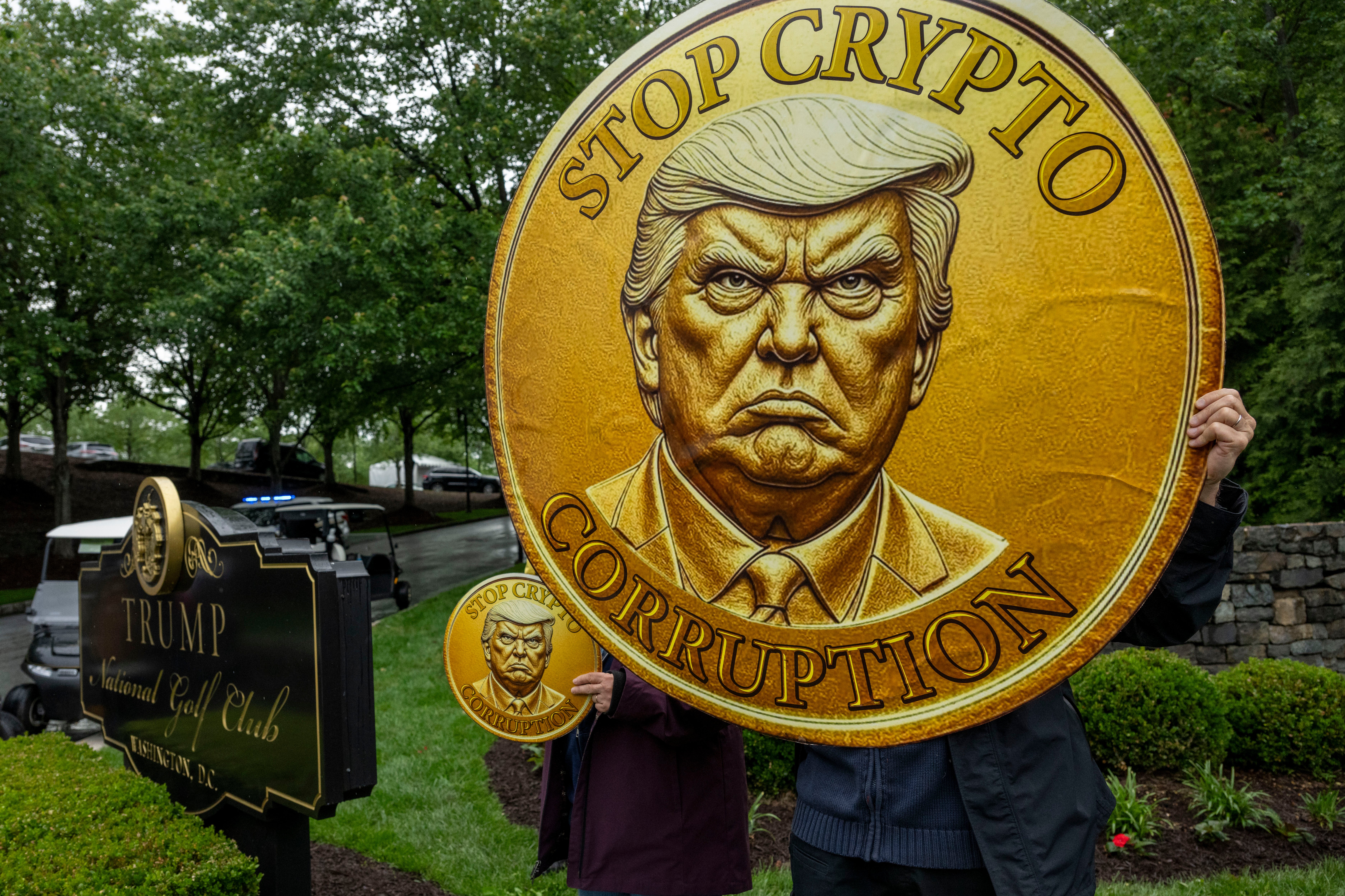 Activistas de Nuestra Revolución protestan contra la influencia y la corrupción frente al campo de golf nacional Trump, el jueves 22 de mayo de 2025 en Sterling, Virginia. En el interior, los 220 principales poseedores de la criptomoneda del presidente pagaron más de 394 millones de dólares por lugares en una cena exclusiva con Trump.