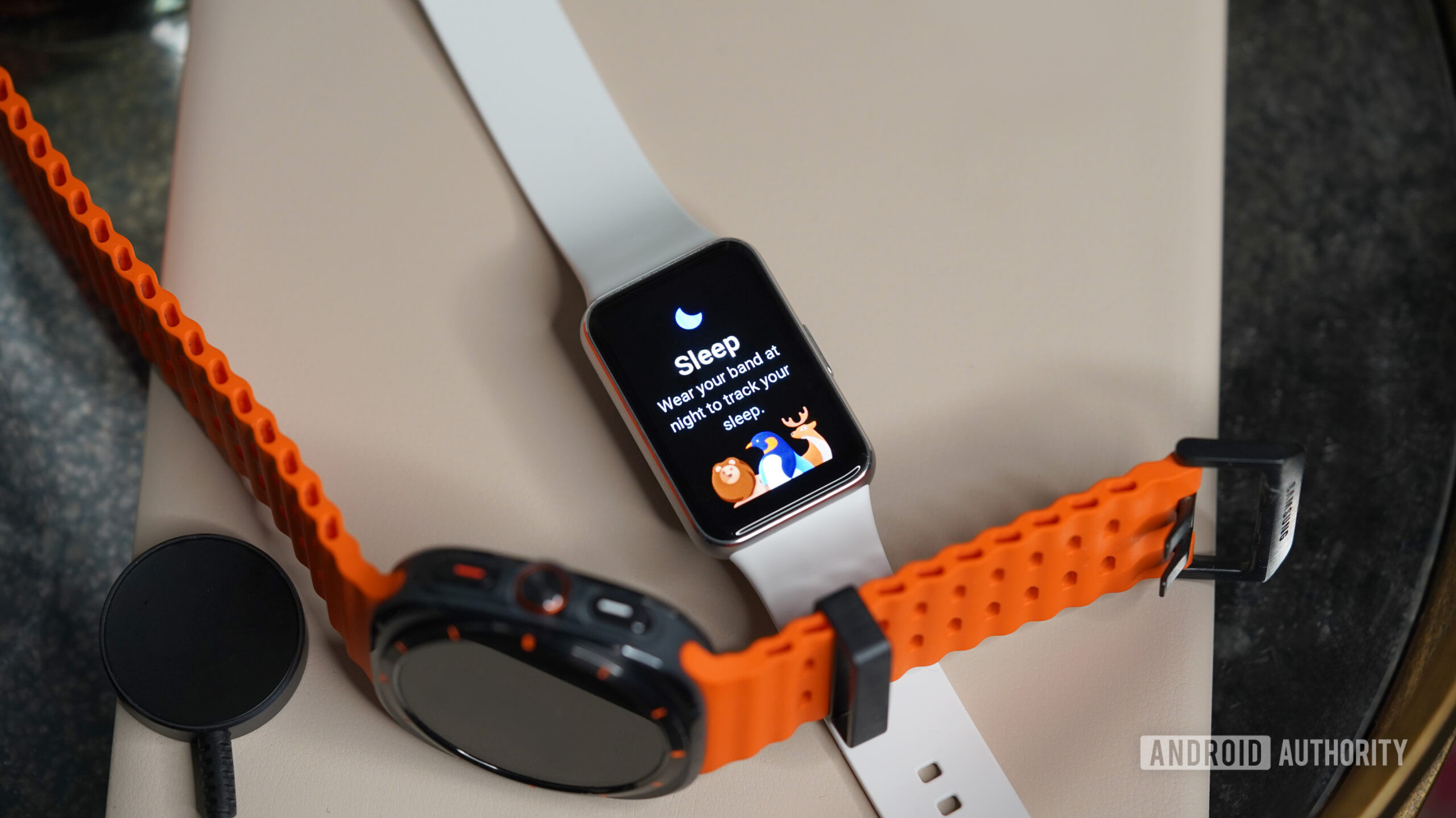 Reloj Galaxy Fit 3 Ultra Galaxy Fit 3 descansa junto al Galaxy Watch Ultra.