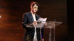 Kristen Stewart acepta el Premio Maverick en el escenario de los IndieWire Honors Winter Film Awards 2025 en Nya West el 4 de diciembre de 2025 en Los Ángeles, California.