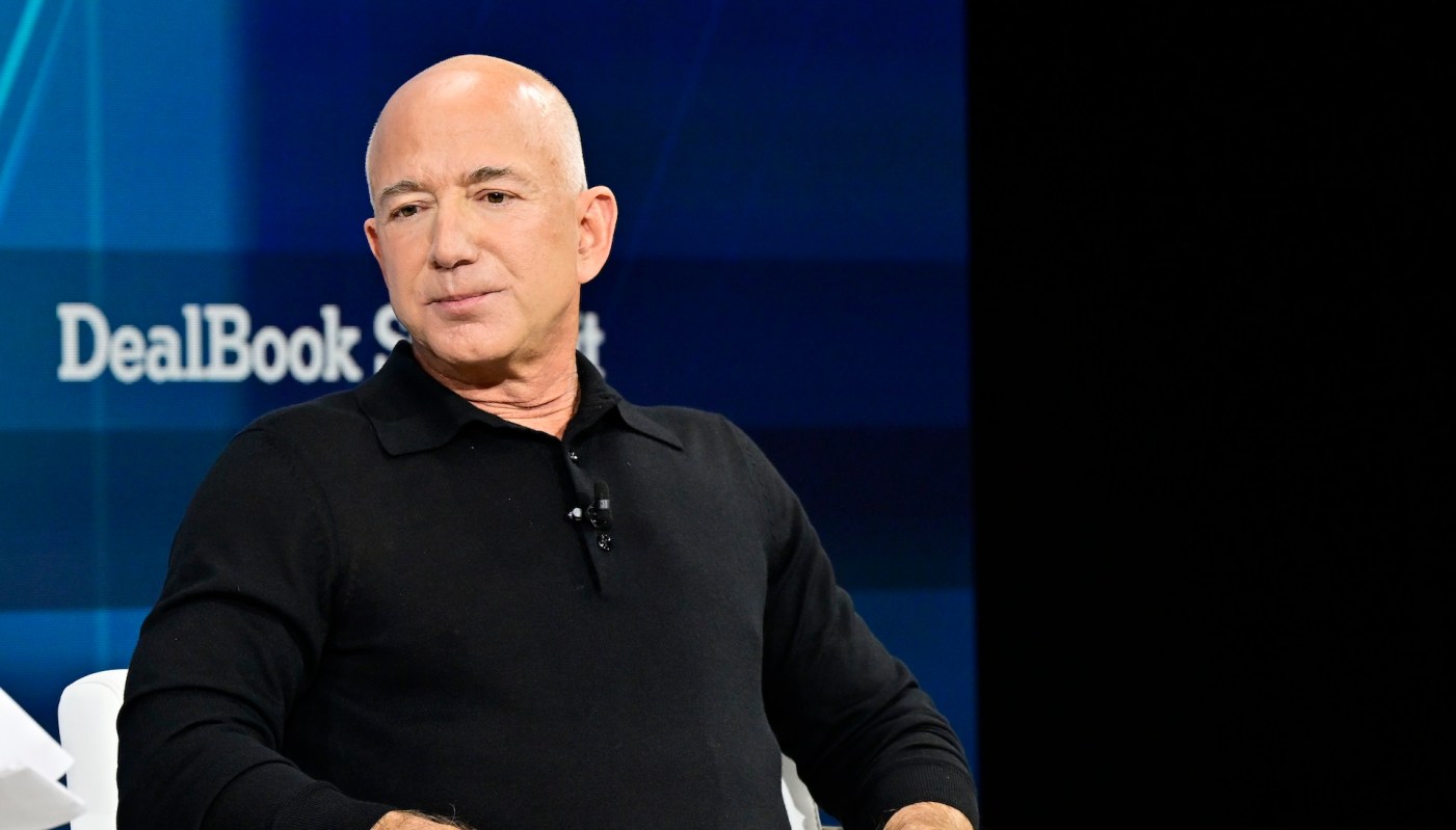 Jeff Bezos y Lauren Sanchez Bezos están llamando la atención por cómo utilizan su megayate de 500 millones de dólares, Koru.