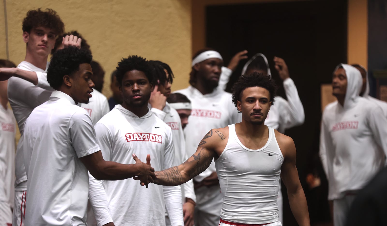 Los jugadores de Dayton, incluido Javon Bennett, al frente a la derecha, esperan para salir a la cancha antes de un partido contra Georgetown el jueves 27 de noviembre de 2025 en State Farm Field House en Kissimmee, Florida. David Jablonski/Staff