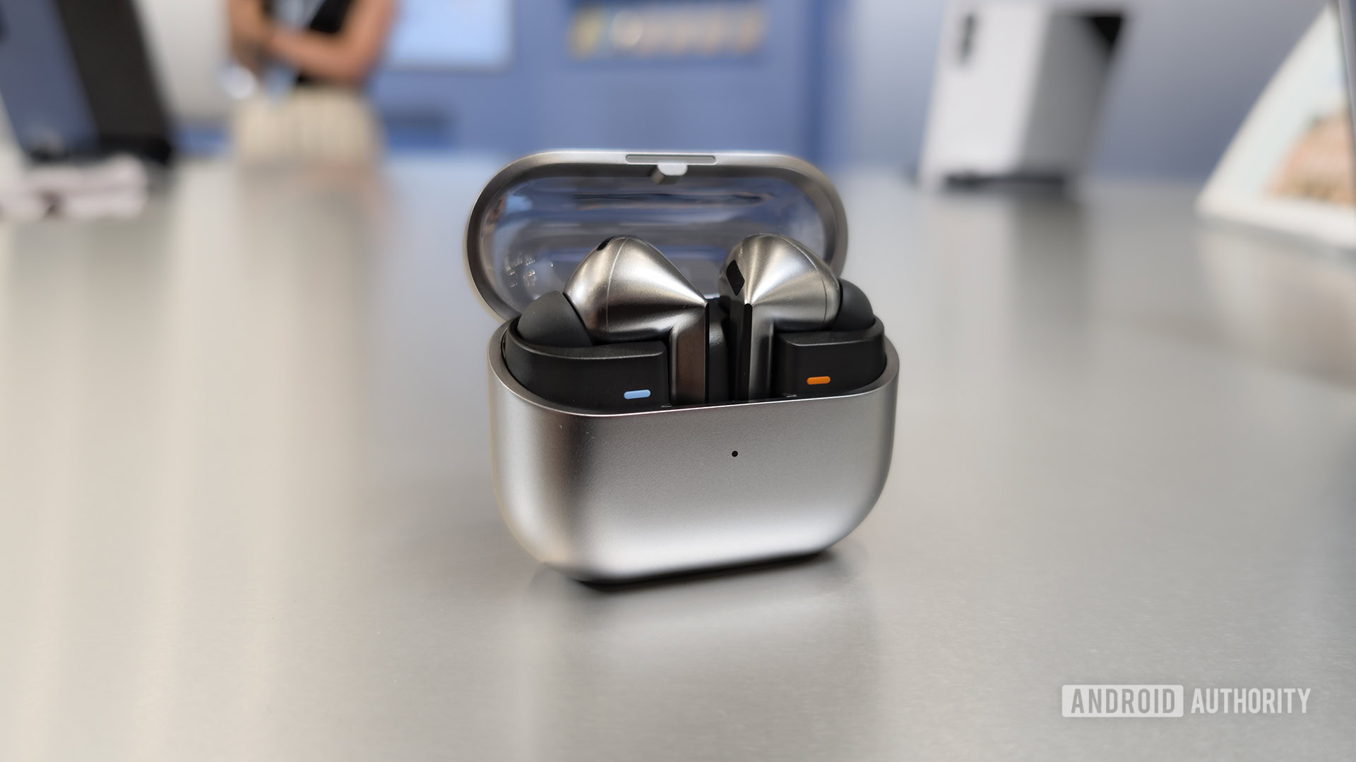 Estuche abierto para Samsung Galaxy Buds 3 Pro sobre una mesa con auriculares en el interior Estuche abierto para Samsung Galaxy Buds 3 Pro sobre una mesa con auriculares en el interior