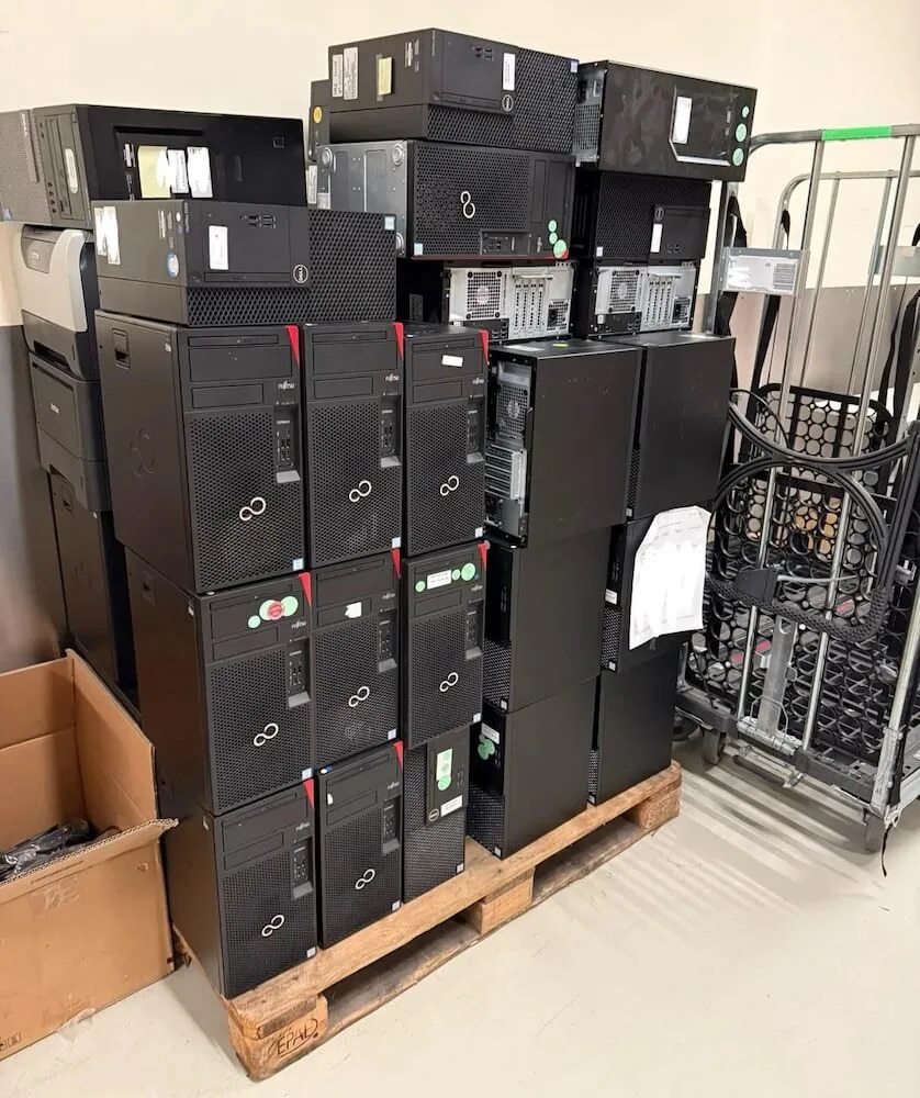 Un usuario de Reddit compartió una foto de la impactante cantidad de computadoras que una agencia gubernamental desechó debido al fin de Windows 10.