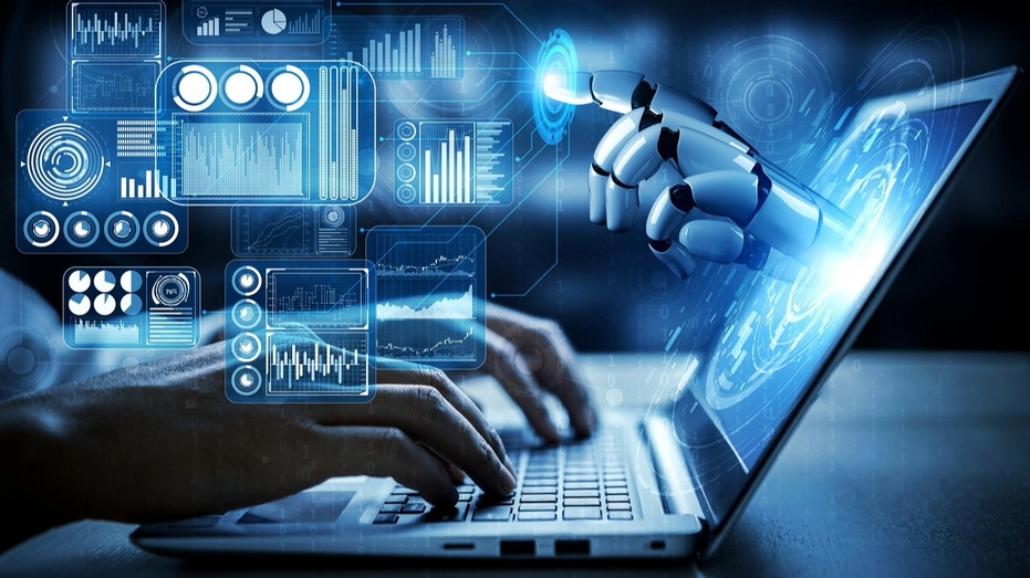 Una mano de robot desde una pantalla que representa la IA.