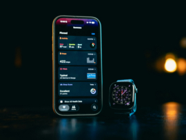 Smartphone y reloj inteligente que muestran datos en la pantalla de aplicaciones.
