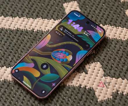 Pixel 9 Pro con Android 16 QPR1 y muestra notificaciones en la pantalla de bloqueo