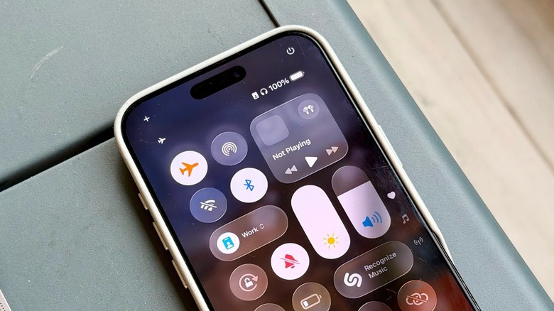 iPhone 17 Pro Max sobre una mesa, mostrando las opciones del Centro de control
