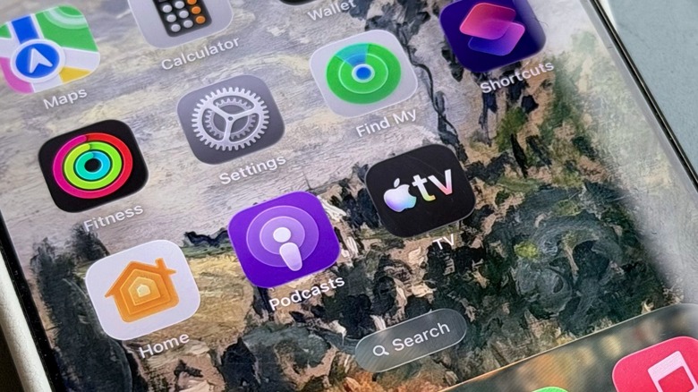 Pantalla de inicio del iPhone con varias aplicaciones de Apple TV, Apple Fitness y varias aplicaciones mostradas