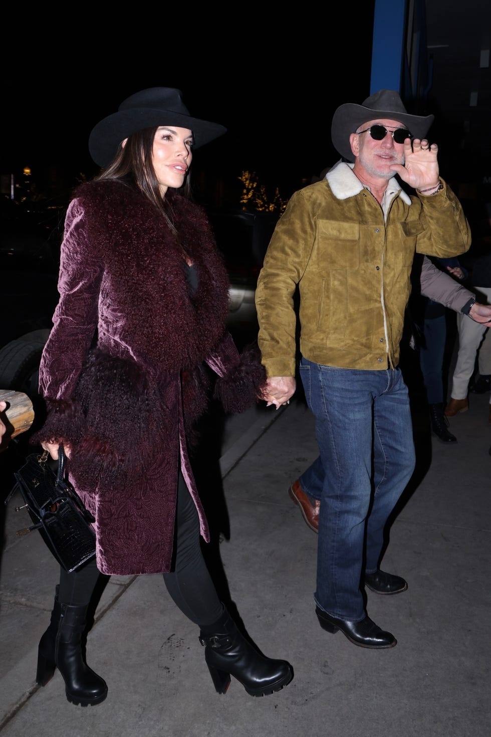 aspen, co. Se vio a los globos llegar a chemo sabe en aspen, co. La pareja continuó celebrando el cumpleaños de Lauren, que había ocurrido apenas unos días antes. La pareja lucía elegante y lucía sombreros de vaquero cuando llegaron. Foto: Jeff Bezos, Lauren Sanchez backgrid EE.UU. 21 de diciembre de 2025 EE.UU.: +1 310 798 9111 / usasales@backgrid.com Reino Unido: +44 208 344 2007 / uksales@backgrid.com *Uksales@backgrid.com *Las imágenes de clientes del Reino Unido que contengan niños deben pixelarse