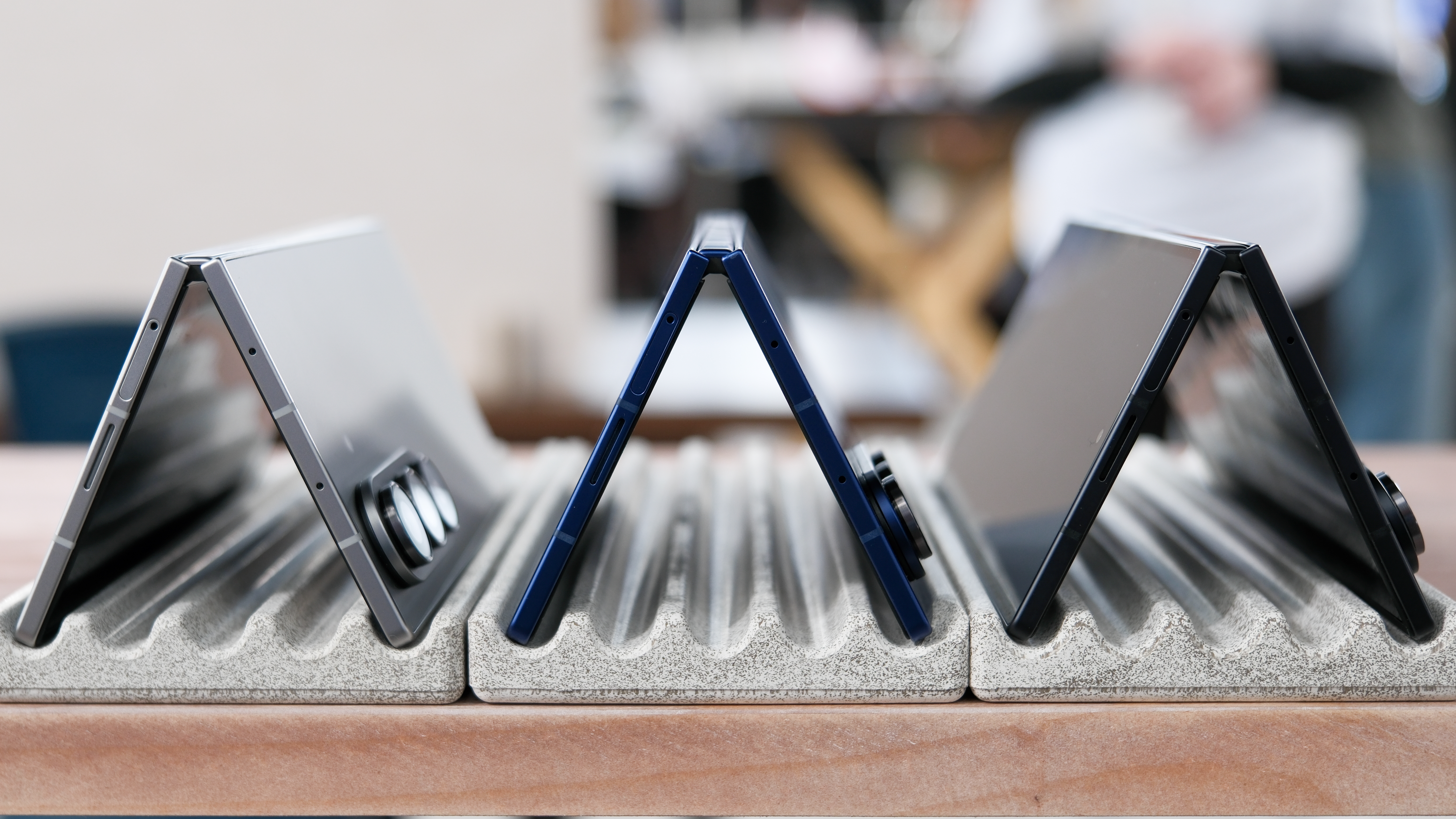 Tres dispositivos Samsung Galaxy Z Fold 7 parcialmente encerrados en una carpa similar