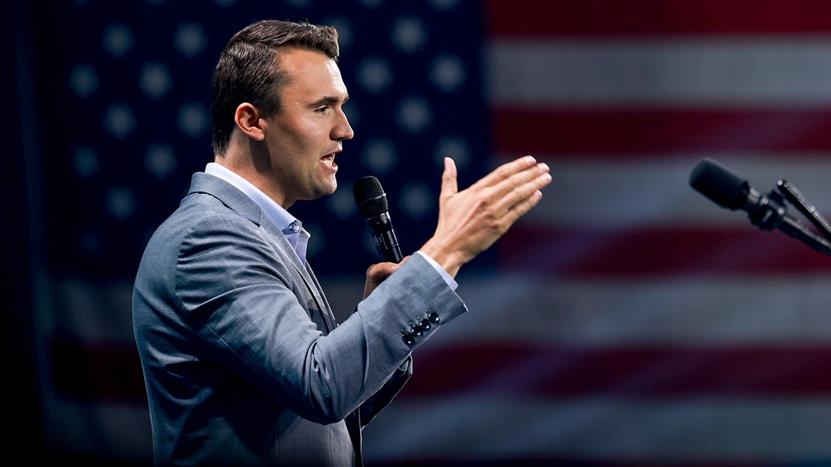 Charlie Kirk habla