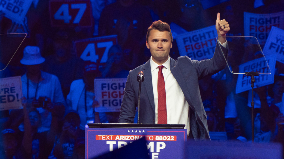 Charlie Kirk habla en un mitin de campaña de Trump