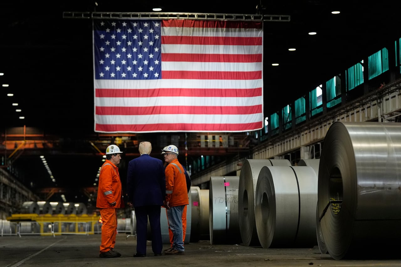 Donald Trump habla con los trabajadores mientras recorre las obras de Mon Valley de la US Steel Corporation