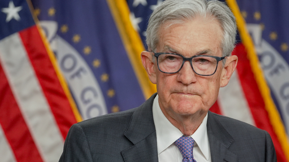 Jerome Powell, presidente de la Reserva Federal de Estados Unidos, escucha a un periodista durante la reunión del FOMC.