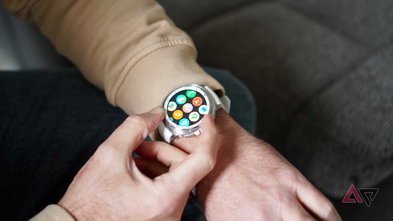 Una persona que lleva el Samsung Galaxy Watch 8 Classic