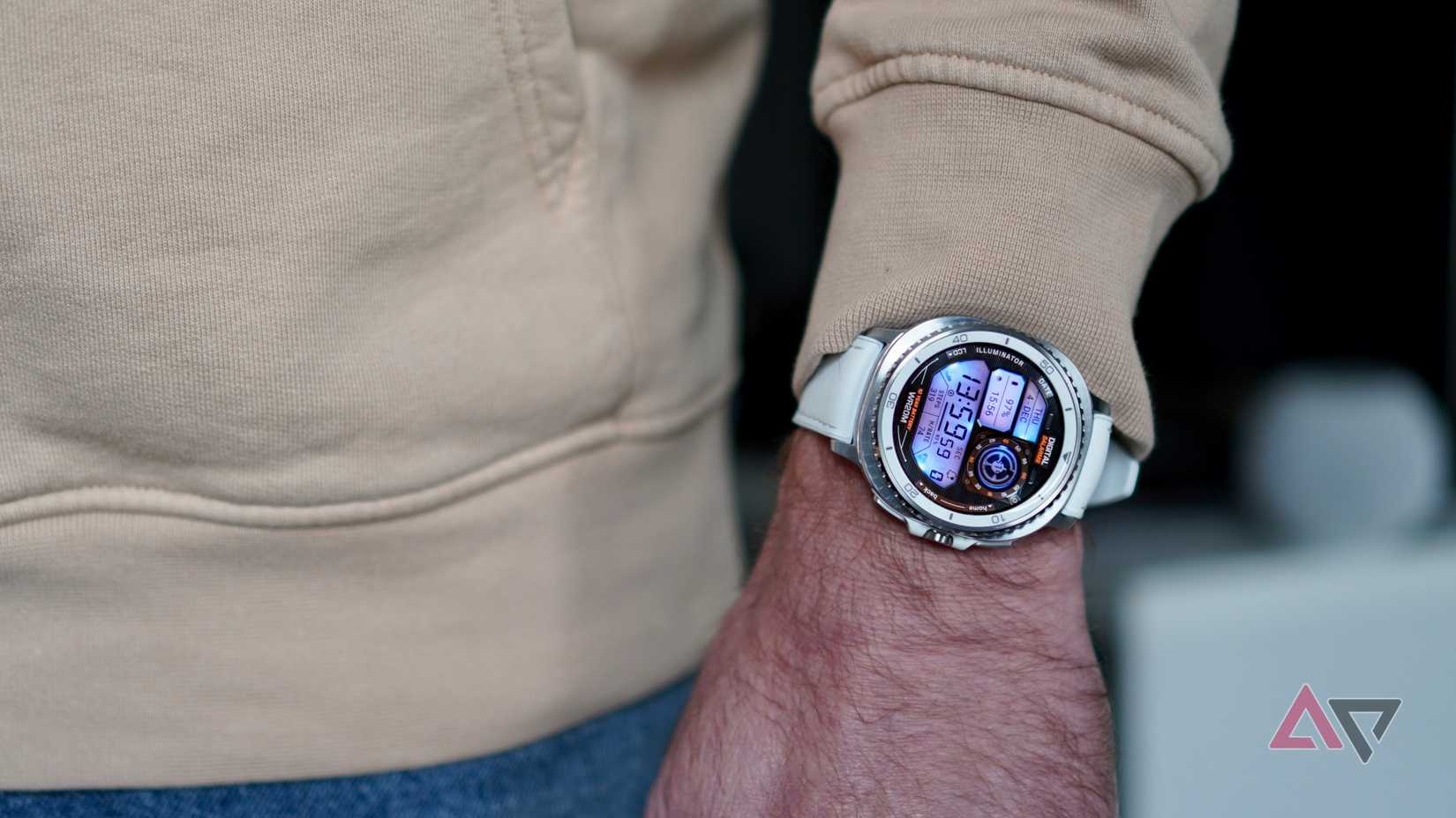 Una persona que lleva el Samsung Galaxy Watch 8 Classic