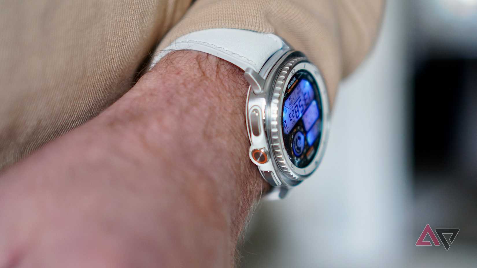 Una persona que lleva el Samsung Galaxy Watch 8 Classic