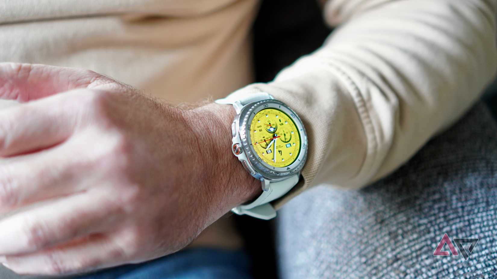 Una persona que lleva el Samsung Galaxy Watch 8 Classic