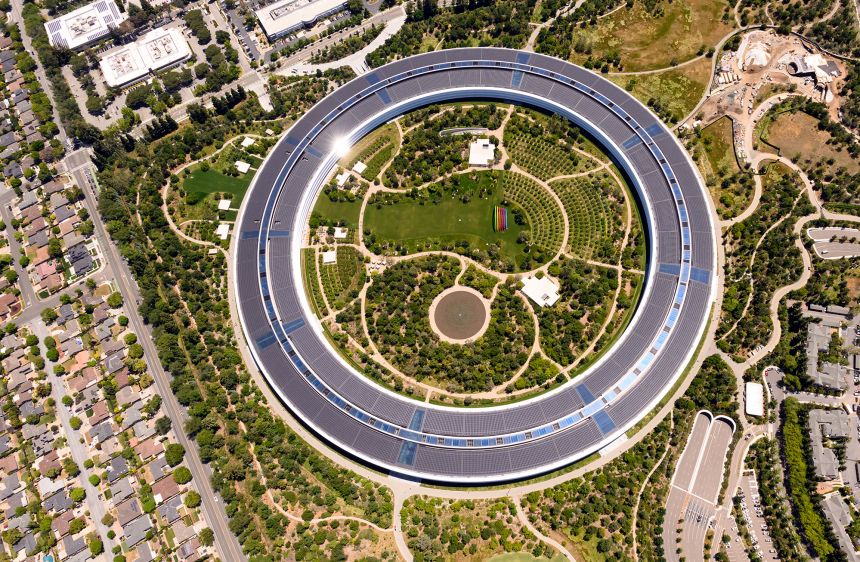 Apple Park, el edificio circular de oficinas de la sede de Apple, se ve en una vista aérea de Cupertino, California, el 16 de mayo de 2024.