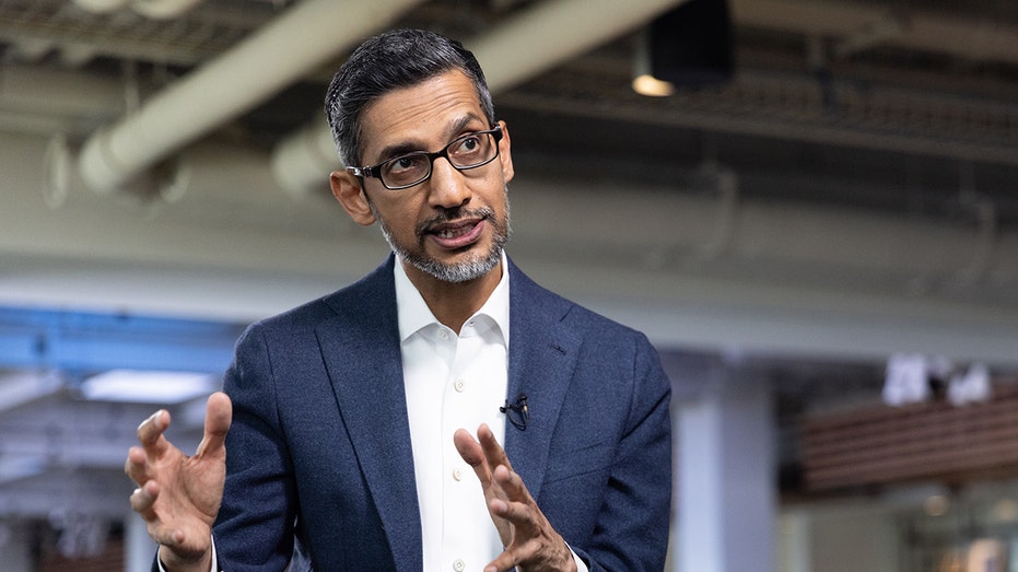 Sundar Pichai hace un gesto mientras habla.