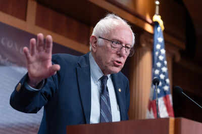 El senador estadounidense Bernie Sanders apunta a Elon Musk, Jeff Bezos, Mark Zuckerberg, Bill Gates y otros; dice que el impulso de la IA está impulsado por 