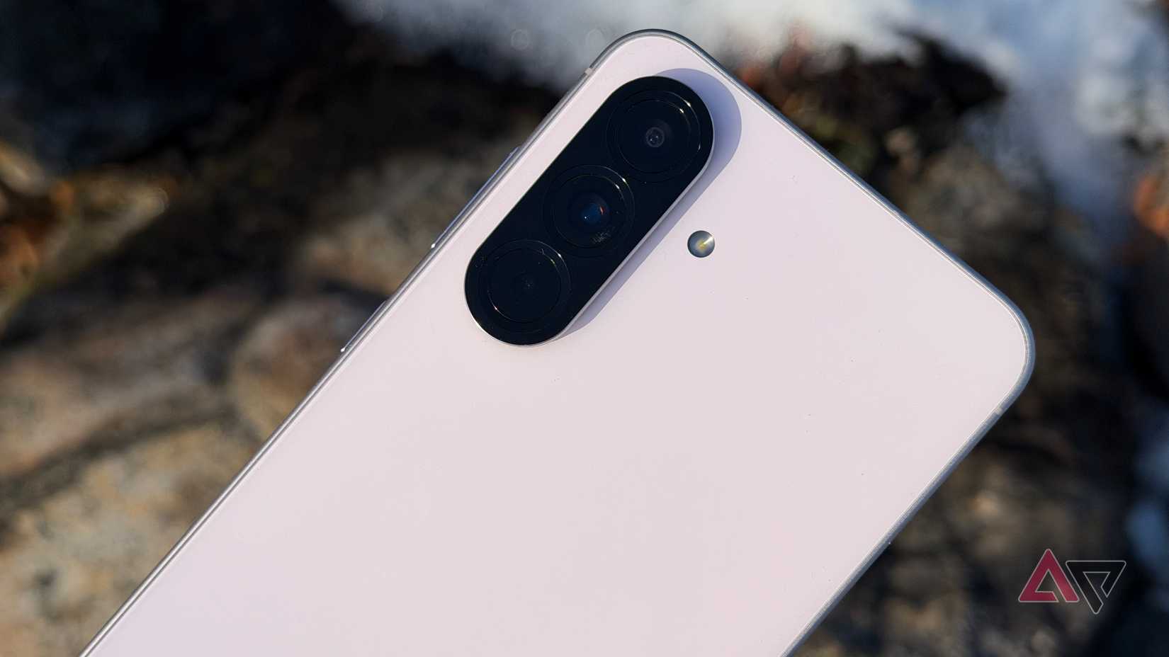 Samsung Galaxy A56 contra la nieve y las rocas