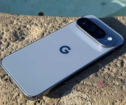 Google Pixel 10 Pro sentado sobre una fuente