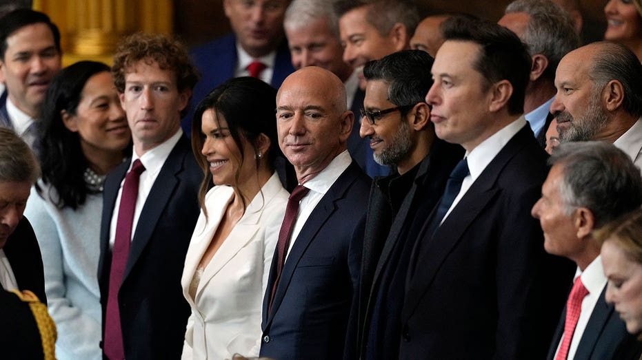 WASHINGTON, DC – 20 DE ENERO: Invitados como Mark Zuckerberg, Lauren Sanchez, Jeff Bezos, Sundar Pichai y Elon Musk asisten a la inauguración de Donald J. Trump en la Rotonda del Capitolio de los Estados Unidos el 20 de enero de 2025 en Washington, DC. Donald Trump asume su segundo mandato como el 47º presidente de los Estados Unidos. (Foto de Julia Demaree Nikhinson - Pool/Getty Images)