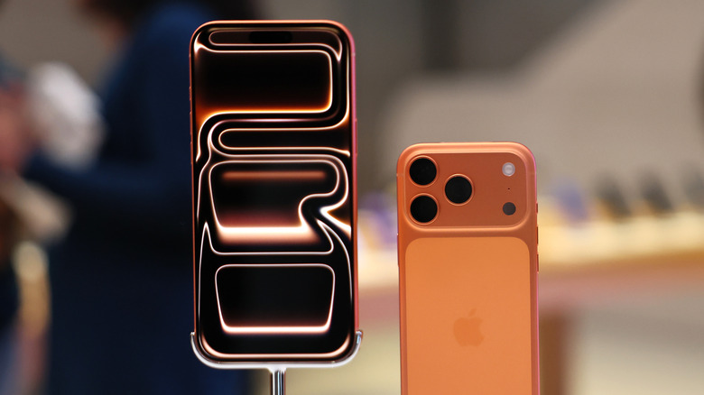 Modelos de iPhone 17 Pro en exhibición.