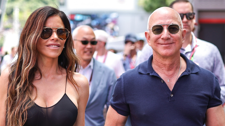 Lauren Sánchez y Jeff Bezos se dan la mano