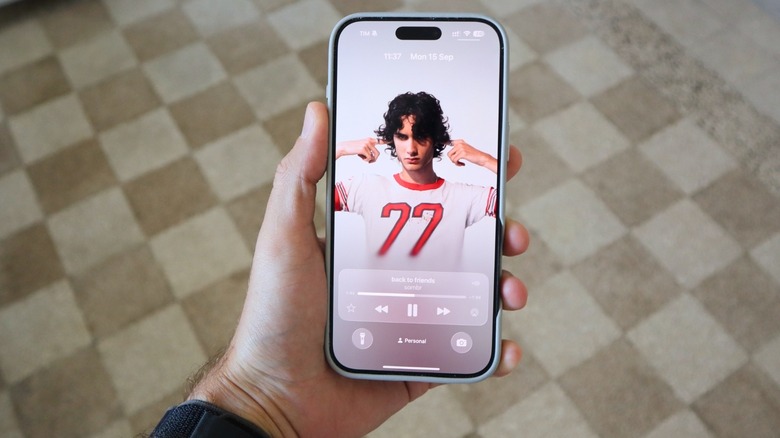 Pantalla de bloqueo de IOS 26 con cobertura dinámica de Apple Music