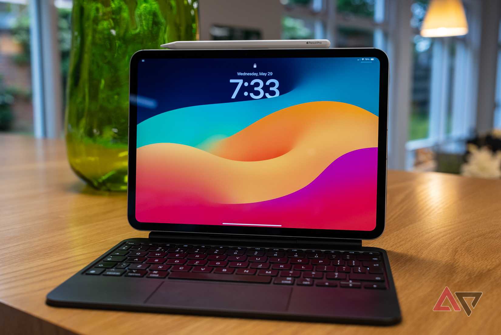 iPad Pro M4 sentado sobre la mesa con el teclado adjunto